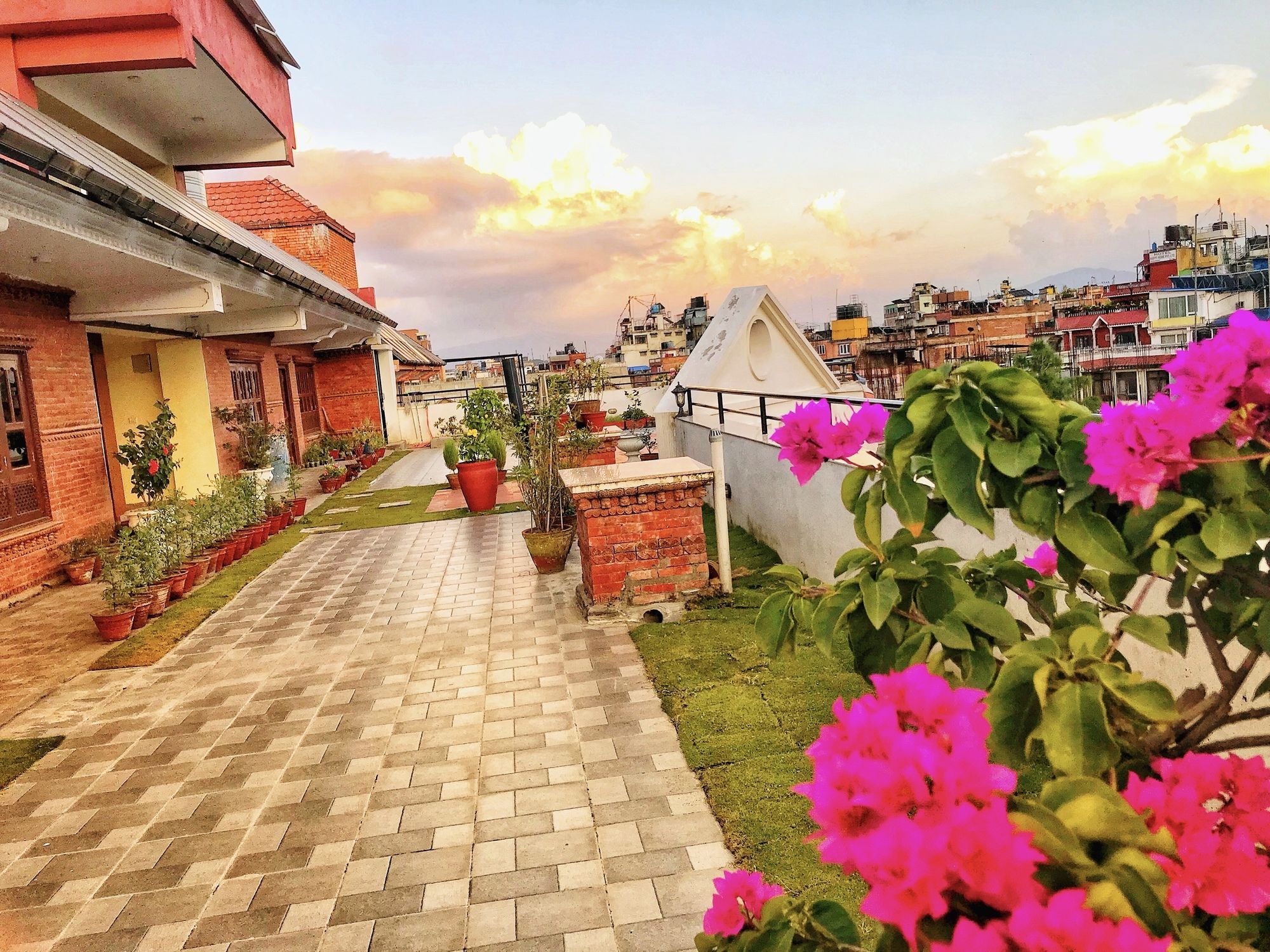 Dom Himalaya Hotel Kathmandu Exterior photo